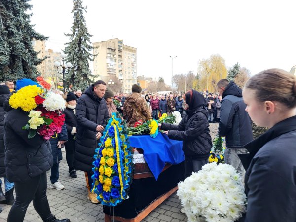 Сьогодні у Ковелі віддали останню шану Герою-захиснику Андрію Карацаю