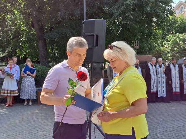 Міський голова Ігор Чайка під час урочистостей з нагоди Дня Державного Прапора України вручив відзнаки «Почесний громадянин міста Ковеля»
