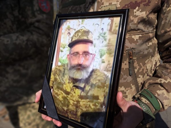 У Ковелі попрощалися із загиблим воїном Миколою Сахарчуком У Ковелі попрощалися із загиблим воїном Миколою Сахарчуком