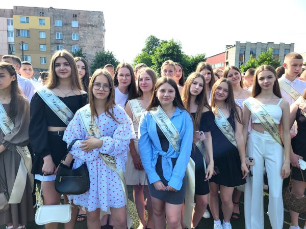 Це неймовірні моменти: для ковельських школярів пролунав останній дзвоник