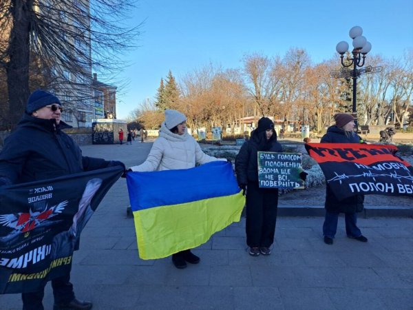 Порожні місця за різдвяним столом: у Ковелі вшанували тих, на кого чекають удома Порожні місця за різдвяним столом: у Ковелі вшанували тих, на кого чекають удома