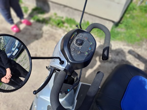 Військовослужбовцю, який отримав важке поранення на фронті, подарували електроскутер