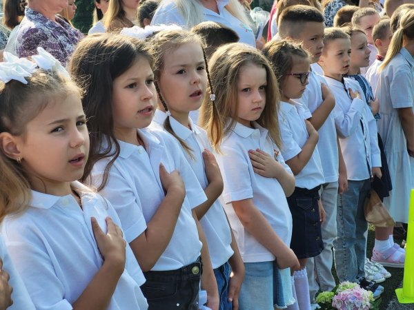 Це неймовірні моменти: для ковельських школярів пролунав останній дзвоник