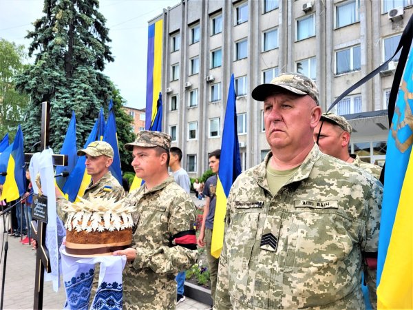 Небесне воїнство поповнилось ангелом у білій вишиванці: У Ковелі попрощались з загиблим Героєм Андрієм Михайленком