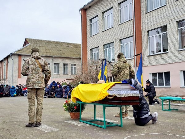 Остання шана воїнові: у Тойкуті провели в останню дорогу Героя Петра Ілюшика Остання шана воїнові: у Тойкуті провели в останню дорогу Героя Петра Ілюшика