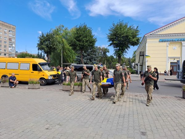 Ковельська громада попрощалася із захисником Ігорем Хомичем Ковельська громада попрощалася із захисником Ігорем Хомичем