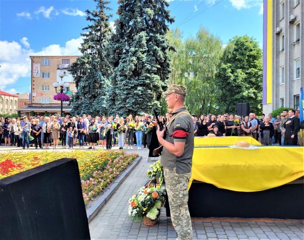 Їх струни земного життя обірвала війна: у Ковелі провели в останню дорогу Володимира Лучиновича та Олександра Берегу