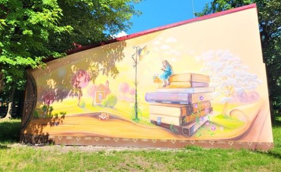 «Дівчинка на книгах»: у Ковелі на стіні дитячої бібліотеки створили мурал