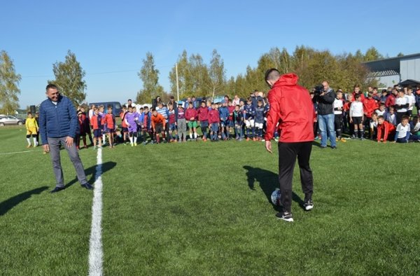 У Ковелі відбулось відкриття найбільшого на Волині футбольного поля зі штучним покриттям ФОТО У Ковелі відбулось відкриття найбільшого на Волині футбольного поля зі штучним покриттям ФОТО