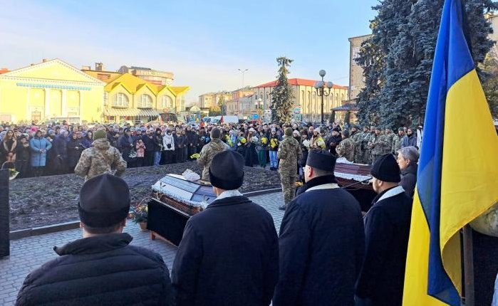 Ковель у жалобі: громада попрощалась з двома захисниками Олександром Сілівончиком та Павлом Ромашуком