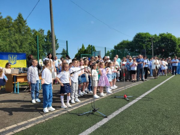 Це неймовірні моменти: для ковельських школярів пролунав останній дзвоник