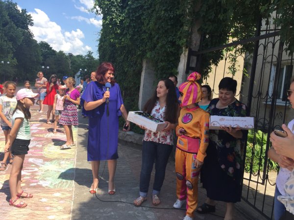 Юні ковельчани малювали рідне місто кольоровою крейдою ФОТО Юні ковельчани малювали рідне місто кольоровою крейдою ФОТО