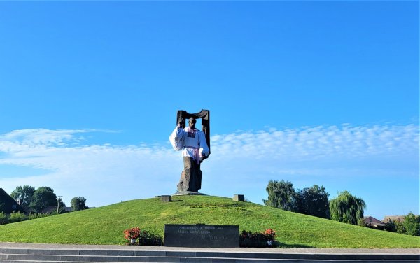 У Ковелі пам’ятник Тарасу Шевченку одягли у вишиванку У Ковелі пам’ятник Тарасу Шевченку одягли у вишиванку