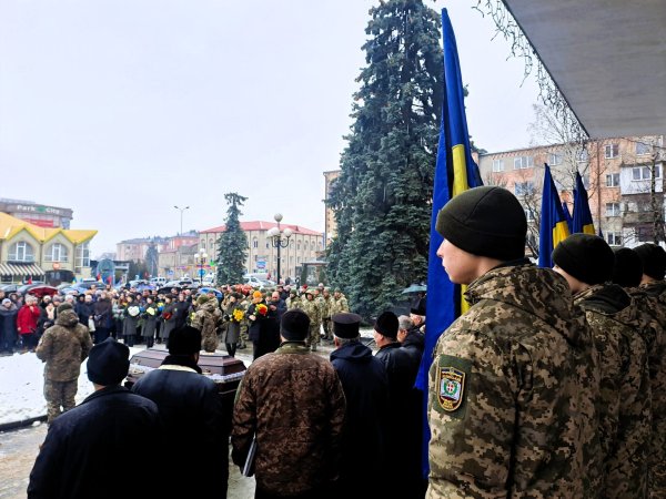 Віддав життя за Україну: у Ковелі попрощались з Героєм Романом Грушевінчуком