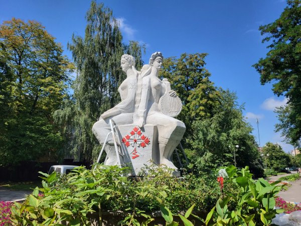 У міському парку стилізують скульптуру трьох дівчат-українок