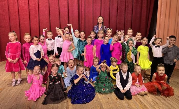 Танцюю для ЗСУ: у Ковелі вихованці спортивно-бального танцю «Модерн» на благодійному концерті зібрали кошти для взводу «Вовча зграя»