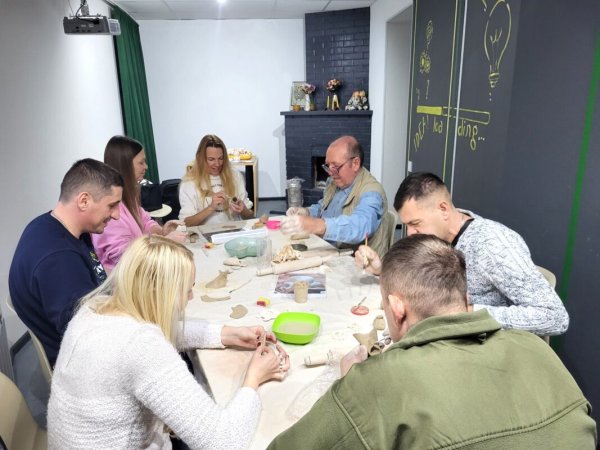 Гончарні заняття для ветеранів: творчість, що допомагає та підтримує захисників