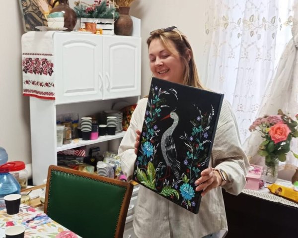 У Ковелі учасниці проєкту «Крила» розписували власноруч створені глиняні вироби У Ковелі учасниці проєкту «Крила» розписували власноруч створені глиняні вироби
