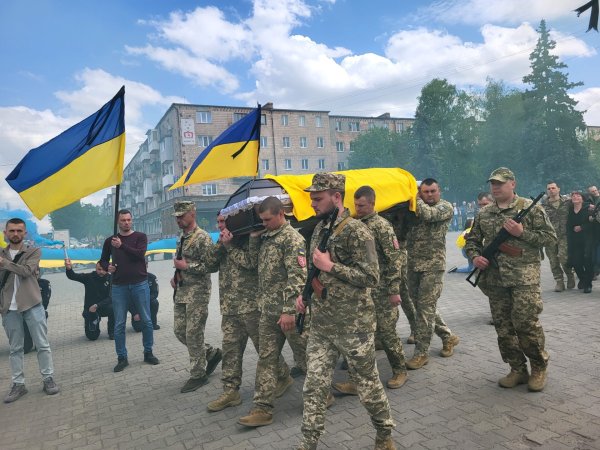 У Ковелі провели у Небесне військо 35-річного сержанта поліції Дмитра Сергієнка У Ковелі провели у Небесне військо 35-річного сержанта поліції Дмитра Сергієнка