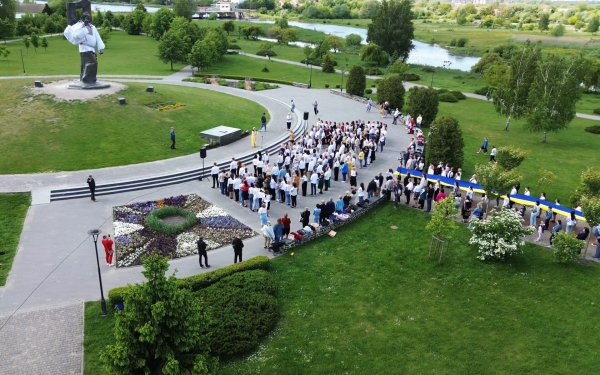 Біля пам’ятника Тарасу Шевченку у барвистих вишиванках мешканці міста створили назву «Ковель»