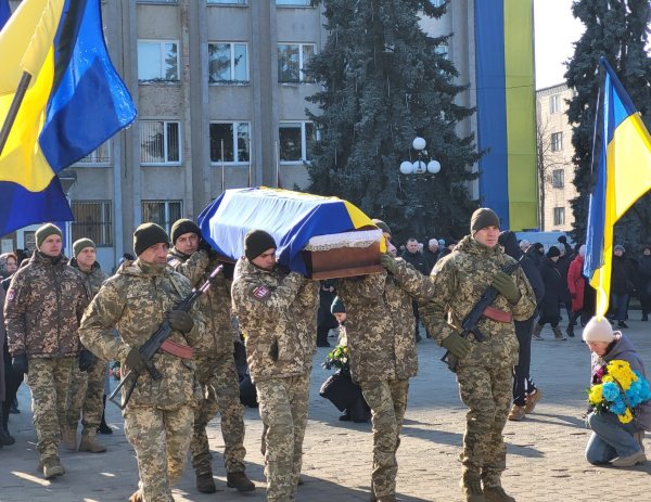 Довга дорога воїна додому: у Ковелі попрощались з Романом Ващуком, який понад рік вважався зниклим безвісти Довга дорога воїна додому: у Ковелі попрощались з Романом Ващуком, який понад рік вважався зниклим безвісти
