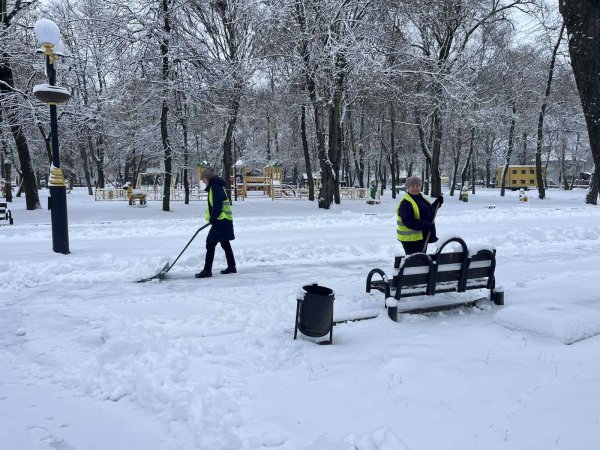 Ковель від снігу прибирає 10 одиниць техніки та понад 40 двірників Ковель від снігу прибирає 10 одиниць техніки та понад 40 двірників