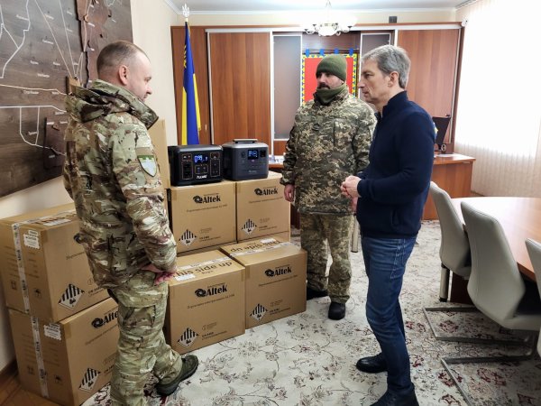 Ковельська громада передала 14 портативних зарядних станцій представникам Волинської бригади тероборони