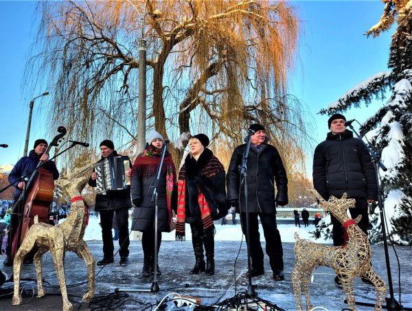 У національних кольорах: у Ковелі урочисто відкрили головну ялинку громади