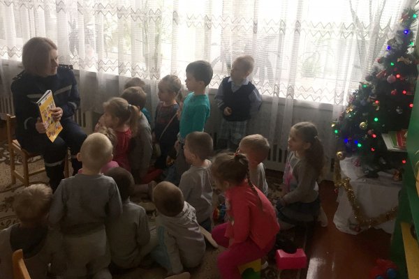 У Ковелі рятувальники провели передноворічне заняття з безпеки у дитсадку «Теремок» У Ковелі рятувальники провели передноворічне заняття з безпеки у дитсадку «Теремок»