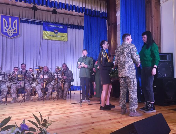 У Ковелі представники 14 ОМБр вручили пам’ятні відзнаки «Князівський хрест Героя «Навіки в строю» сім’ям загиблих побратимів