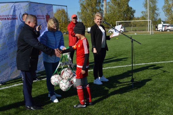 У Ковелі відбулось відкриття найбільшого на Волині футбольного поля зі штучним покриттям ФОТО У Ковелі відбулось відкриття найбільшого на Волині футбольного поля зі штучним покриттям ФОТО