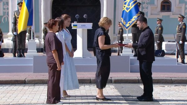 Родині Героя України Віталія Тимофєєва передали орден «Золота Зірка» Родині Героя України Віталія Тимофєєва передали орден «Золота Зірка»
