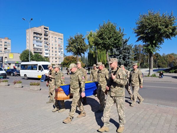 Навіки в строю: у Ковелі попрощалися із 37-річним воїном Дмитром Бондаруком Навіки в строю: у Ковелі попрощалися із 37-річним воїном Дмитром Бондаруком