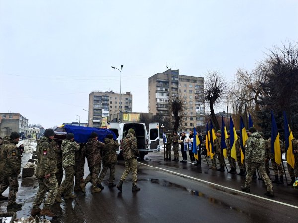 Віддав життя за Україну: у Ковелі попрощались з Героєм Романом Грушевінчуком