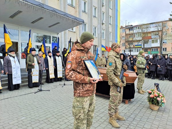 Ковельчани відали останню шану Герою Олексію Олексюку Ковельчани відали останню шану Герою Олексію Олексюку