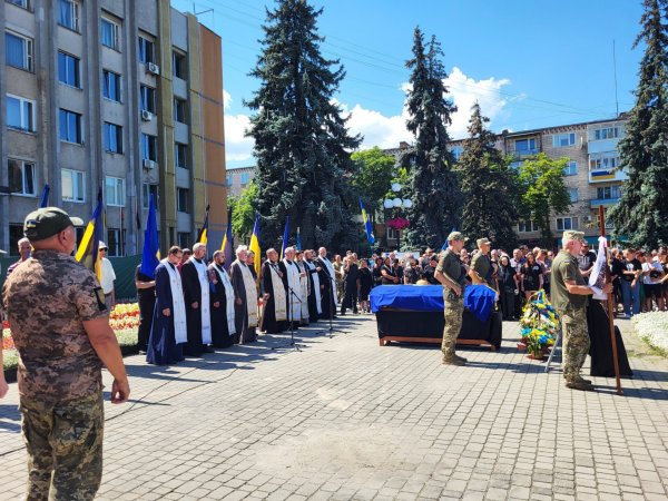 Ковельська громада попрощалася з полеглим захисником Дмитром Лисюком Ковельська громада попрощалася з полеглим захисником Дмитром Лисюком
