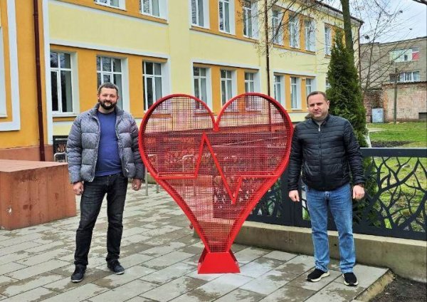 У Ковелі встановили екологічне «серце» для збору пластикових кришечок