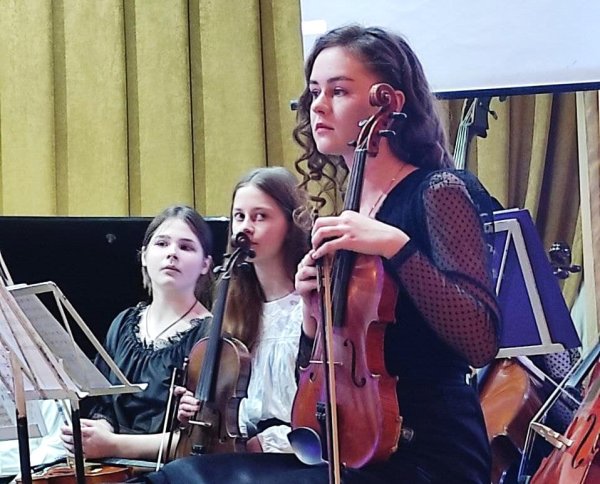 Бережемо традиції та донатимо на ЗСУ: у школі мистецтв відбувся «Різдвяний вечір премʼєр»