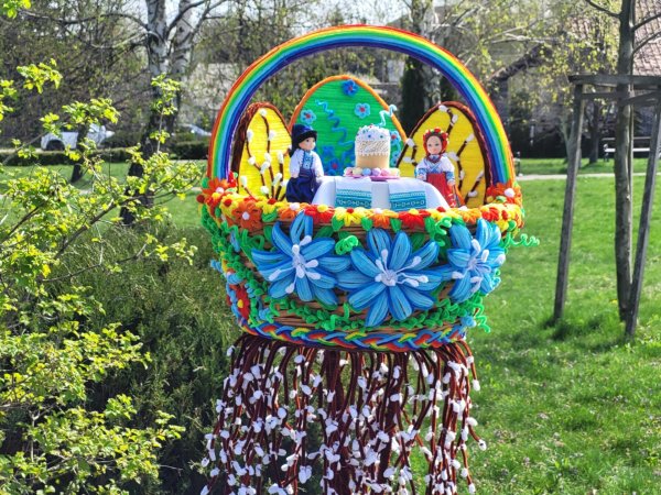 У Ковелі в парку Шевченка встановили Великодні композиції. Фото