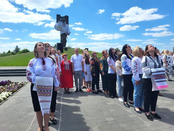 Біля пам’ятника Тарасу Шевченку у барвистих вишиванках мешканці міста створили назву «Ковель»