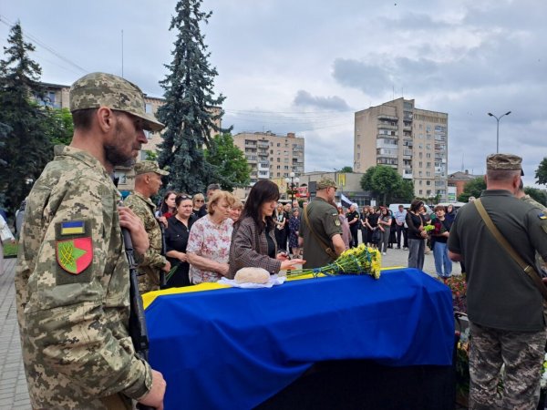У Ковелі попрощалися із 27-річним старшим лейтенантом Артемом Кузьмичуком У Ковелі попрощалися із 27-річним старшим лейтенантом Артемом Кузьмичуком