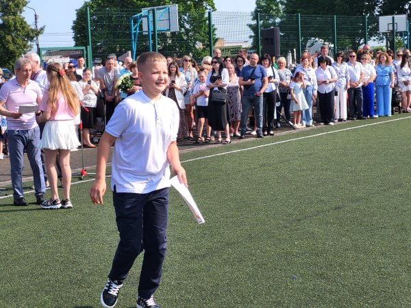 Це неймовірні моменти: для ковельських школярів пролунав останній дзвоник