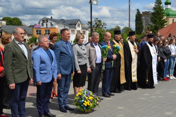 Ковельчани поклали квіти до монумента Тараса Шевченка ФОТО Ковельчани поклали квіти до монумента Тараса Шевченка ФОТО