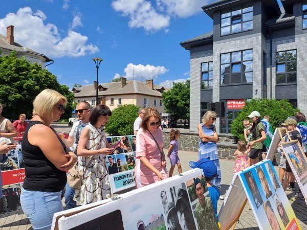 “Волю захисникам Маріуполя”: у Ковелі відбулась фотовиставка на підтримку полонених військових “Волю захисникам Маріуполя”: у Ковелі відбулась фотовиставка на підтримку полонених військових