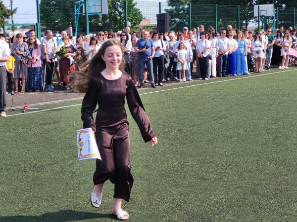 Це неймовірні моменти: для ковельських школярів пролунав останній дзвоник