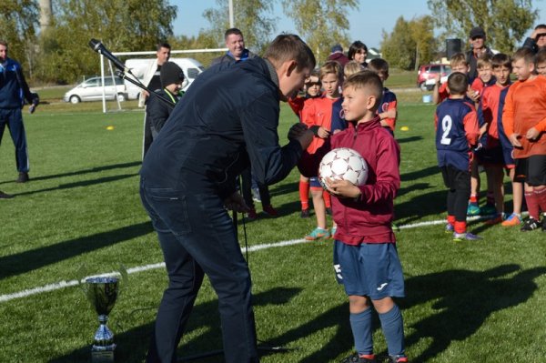 У Ковелі відбулось відкриття найбільшого на Волині футбольного поля зі штучним покриттям ФОТО У Ковелі відбулось відкриття найбільшого на Волині футбольного поля зі штучним покриттям ФОТО