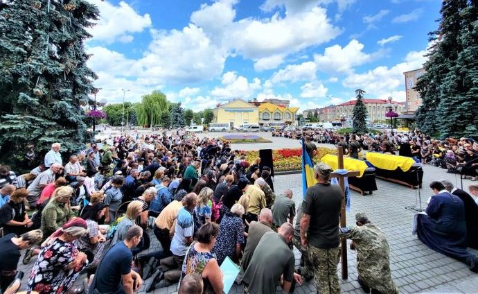 Їх струни земного життя обірвала війна: у Ковелі провели в останню дорогу Володимира Лучиновича та Олександра Берегу