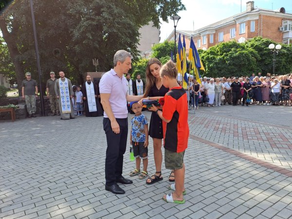 Міський голова Ігор Чайка під час урочистостей з нагоди Дня Державного Прапора України вручив відзнаки «Почесний громадянин міста Ковеля»