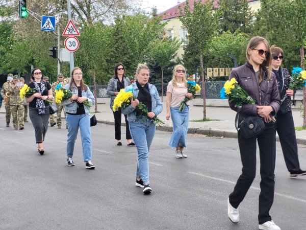 У Ковелі провели у Небесне військо 35-річного сержанта поліції Дмитра Сергієнка У Ковелі провели у Небесне військо 35-річного сержанта поліції Дмитра Сергієнка