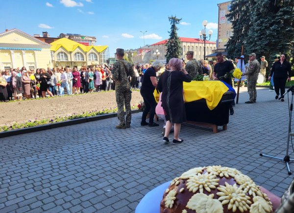 Ковельська громада провела в останню земну дорогу Героя Віктора Батюшкіна